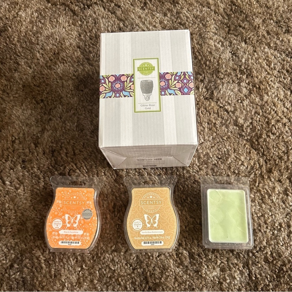 Scentsy Glitter Rose Gold Mini Wall Plug in Nightlight Warmer with 3 Scent Melts